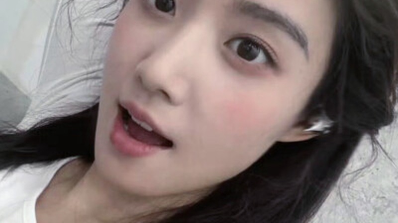 卢昱晓跪地与粉丝合影，称这是双向奔赴的仪式感